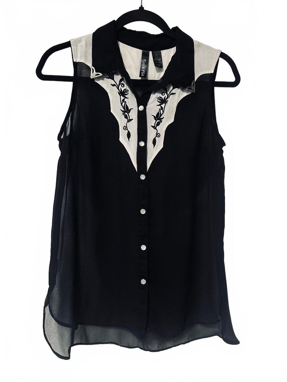 Fun & Flirt black and white sleeveless western pearl snap blouse